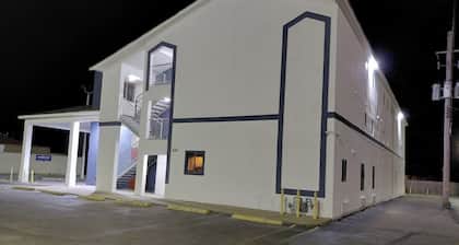 Springplace Inn & Suites