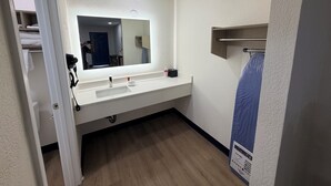 Bathroom - Springplace Inn & Suites (Millington)