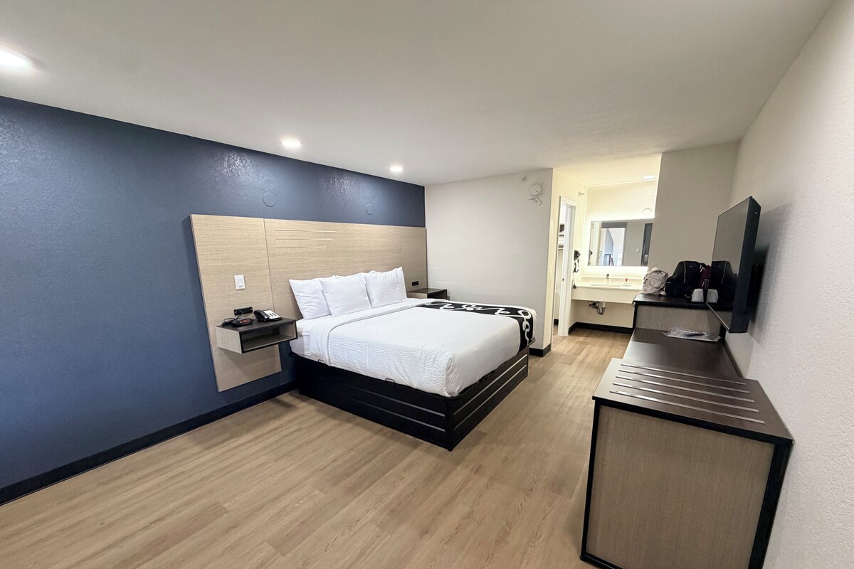 Classic Single Room | Desk, laptop workspace, blackout curtains, iron/ironing board