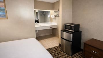 Kombinert dusj/badekar, hårføner, håndklær og såpe