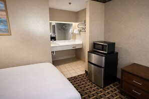 Een bad/douchecombinatie, een haardroger, handdoeken, zeep