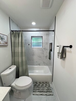 Hair dryer, towels, soap, shampoo - Modern Oasis Near Hard Rock Tampa (Tampa)