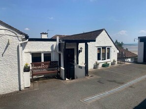 Exterior - 2 bedroom self catering apartment with amazing views Chalet studio (Grange-over-Sands)