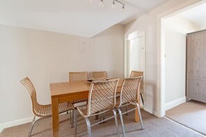 Dining - 2 bedroom self catering apartment with amazing views Chalet studio (Grange-over-Sands)