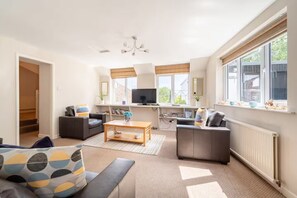 TV - 2 bedroom self catering apartment with amazing views Chalet studio (Grange-over-Sands)