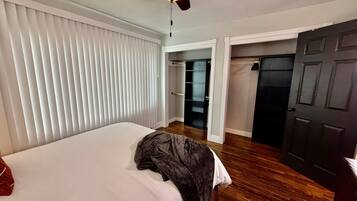 Escrivaninha, ferros/tábuas de passar roupa, berço de viagem