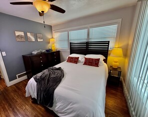 4 slaapkamers, een bureau, een strijkplank/strijkijzer, reisbedje