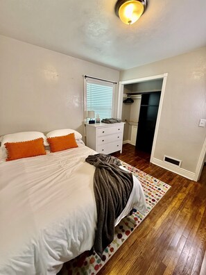 Desk, iron/ironing board, travel cot, free WiFi - Garden Cottage | Close to SLC (Midvale)