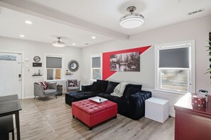 Televisión, oficina y monitor de computadora