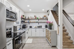 Réfrigérateur, four à micro-ondes, un four, surface de cuisson