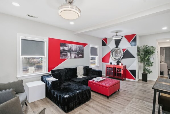 Una televisión, una oficina, una pantalla de ordenador