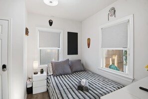 3 dormitorios, escritorio, tabla de planchar con plancha y wifi