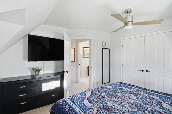 3 habitaciones, escritorio, tabla de planchar con plancha y wifi