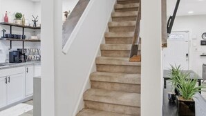 Eine Treppe mit Holzboden, die in einen zweiten Stock führt.