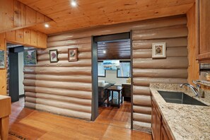 Yesteryear | Interior - Idyllwild Realty Vacations (Idyllwild)