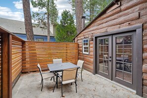 Yesteryear | Outdoor dining - Idyllwild Realty Vacations (Idyllwild)