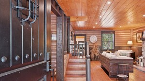 Yesteryear | Interior - Idyllwild Realty Vacations (Idyllwild)