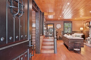 Yesteryear | Interior - Idyllwild Realty Vacations (Idyllwild)