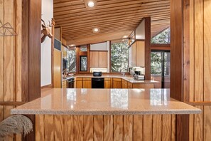 Private kitchen - Idyllwild Realty Vacations (Idyllwild)
