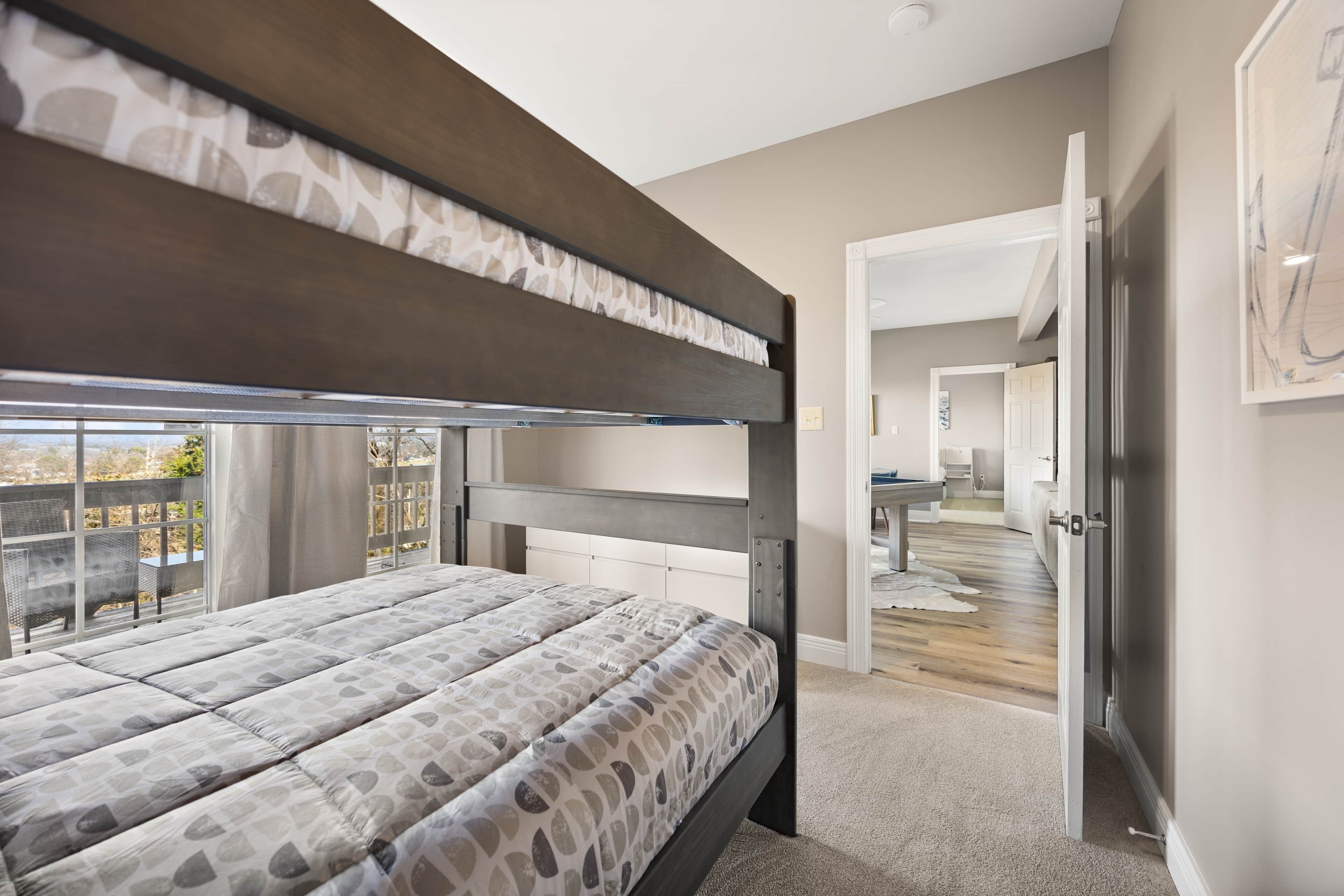 Tabla de planchar con plancha, wifi y ropa de cama 