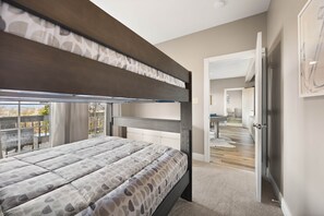 4 bedrooms, iron/ironing board, WiFi, bed sheets - The Bird House on Highland Green (Pulaski County)