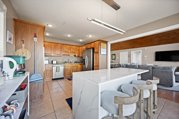 Interior - Frank's Bird House (Pulaski County)