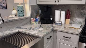 Micro-ondes, four, plaque de cuisson, lave-vaisselle