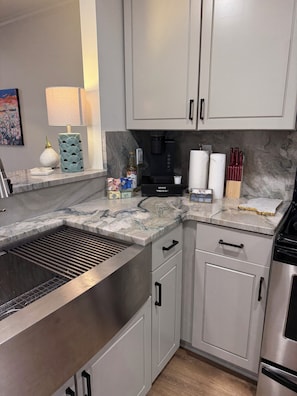 Micro-ondes, four, plaque de cuisson, lave-vaisselle