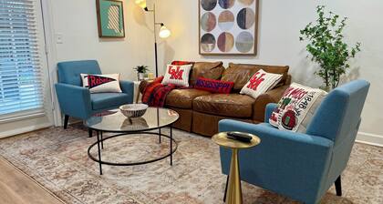 Grove Walk Getaway ~ Walk to Campus!