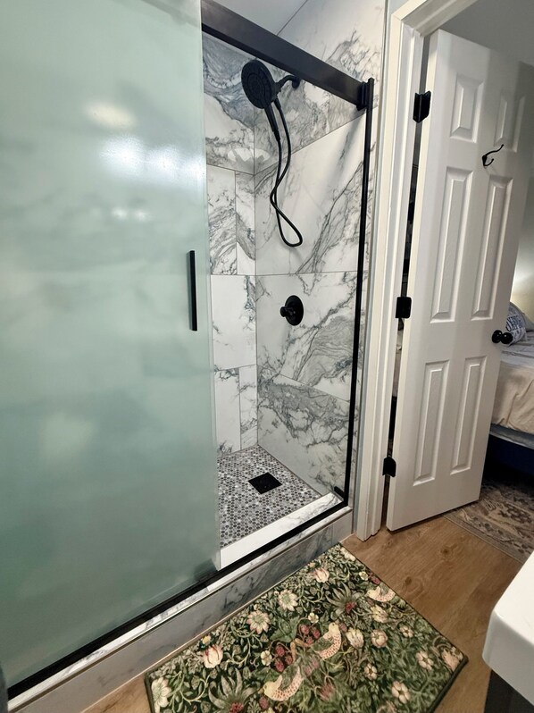 Dusche, Haartrockner, Handtücher, Seife