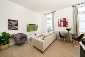 TV - Brand New! Our stylish one-bedroom w/ensuite is close to Iconic Camden Town (London)