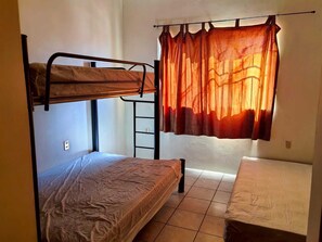 5 slaapkamers, een strijkplank/strijkijzer, wifi, beddengoed