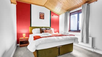 5 bedrooms, iron/ironing board, WiFi, bed sheets