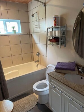 Sèche-cheveux, serviettes fournies