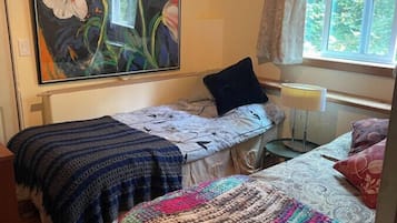 2 bedrooms, desk, iron/ironing board, WiFi