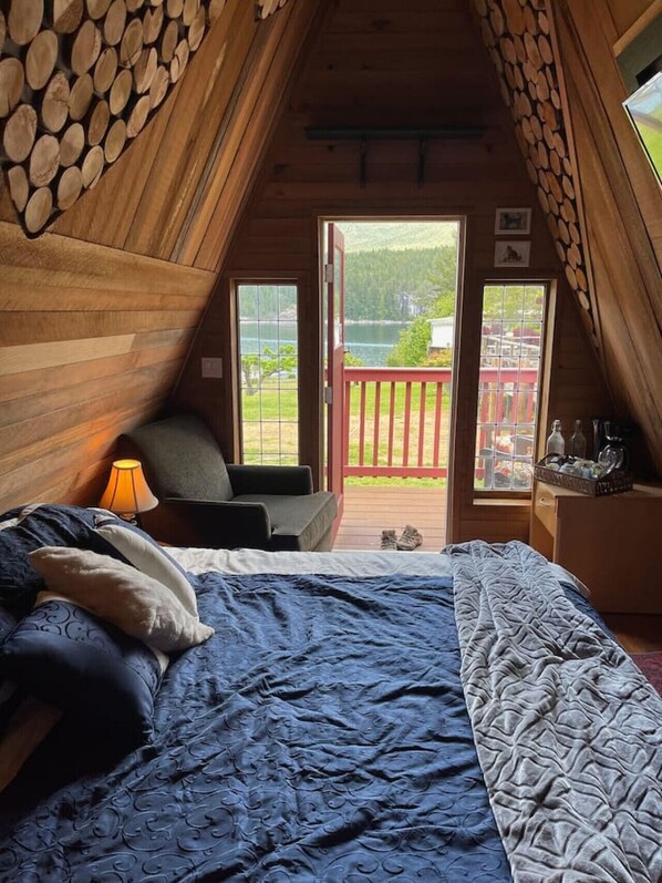 Room - Ocean view cabins at the laughing oyster restaurant (Powell River)