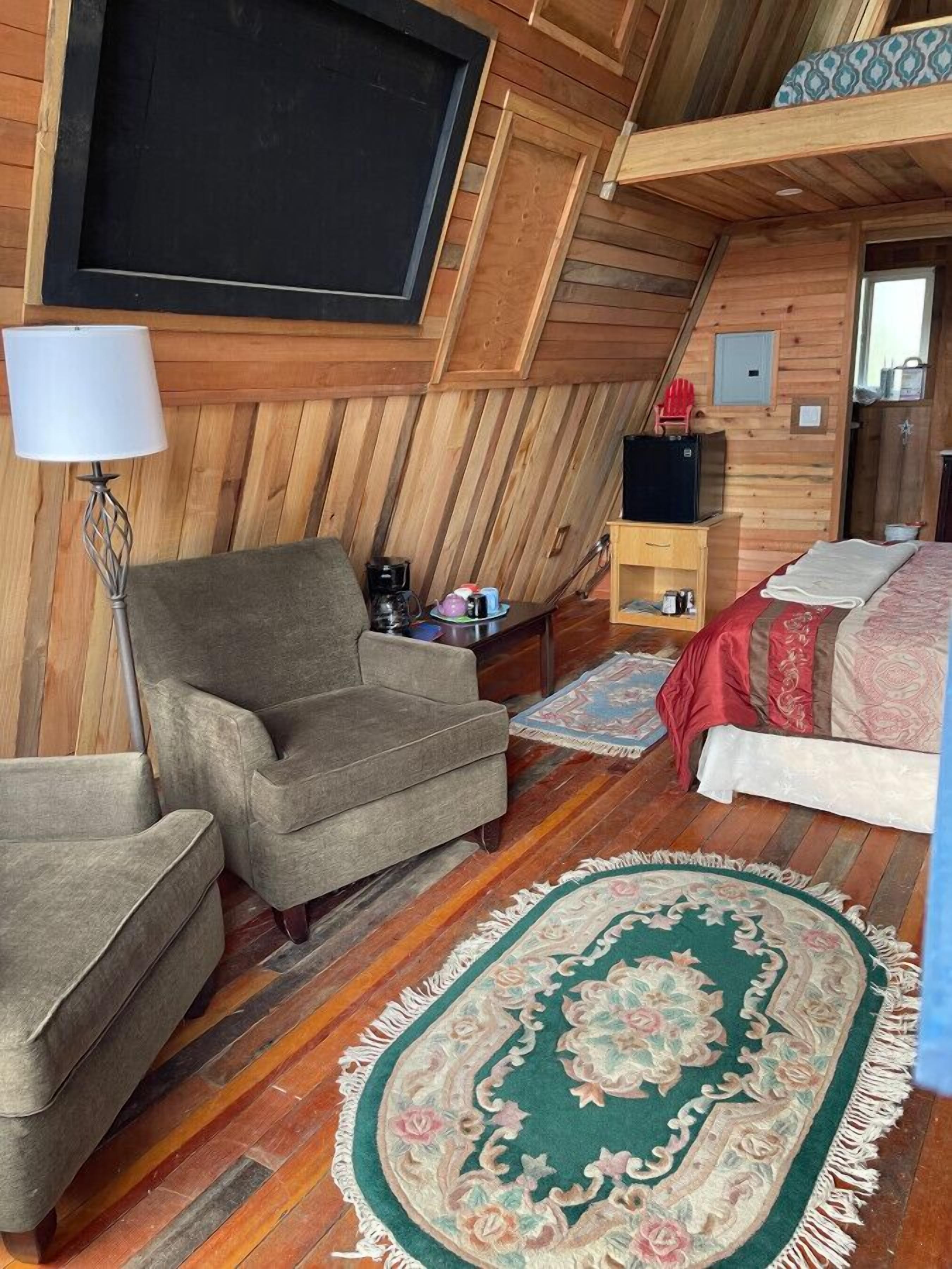 Desk, iron/ironing board, WiFi, bed sheets