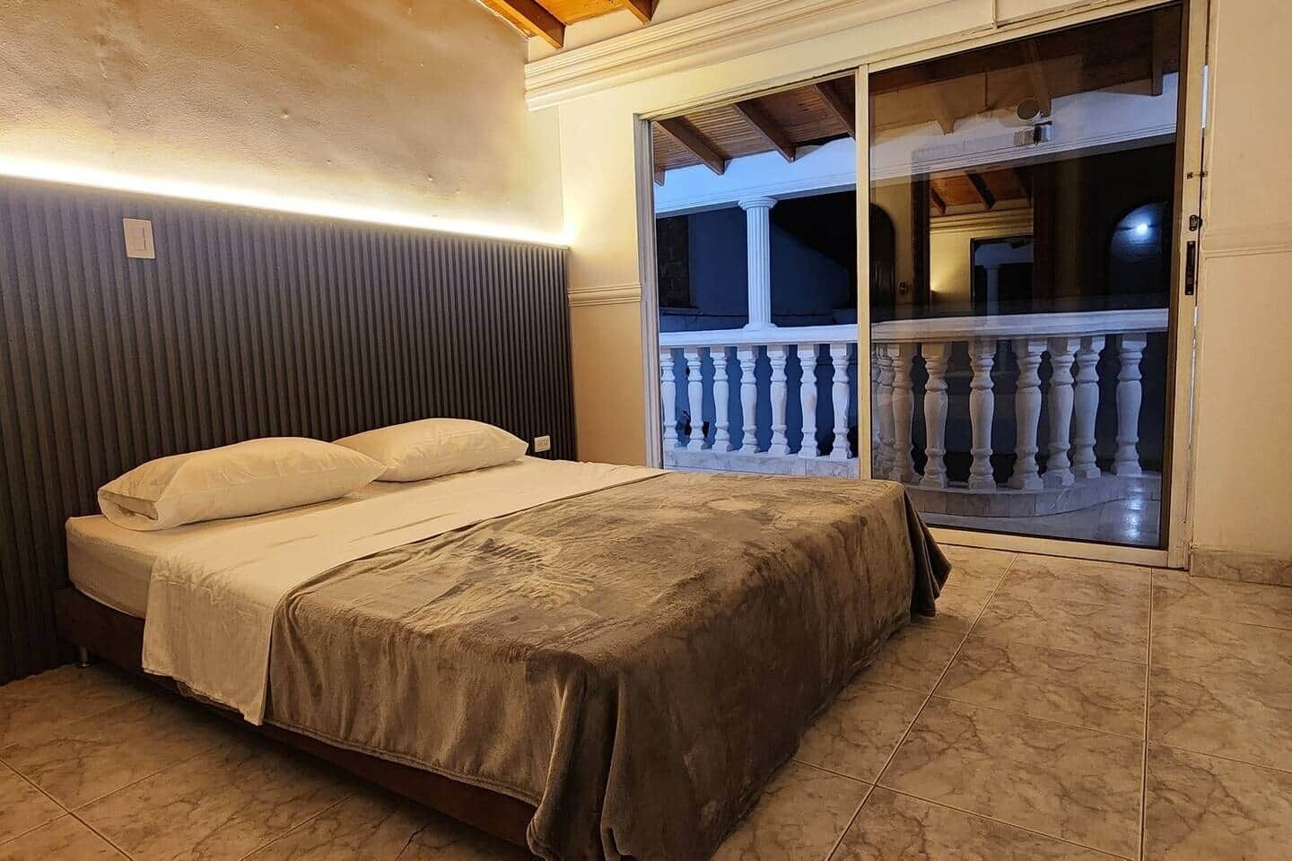 5 bedrooms, iron/ironing board, WiFi, bed sheets