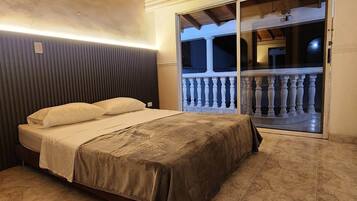 5 bedrooms, iron/ironing board, WiFi, bed sheets