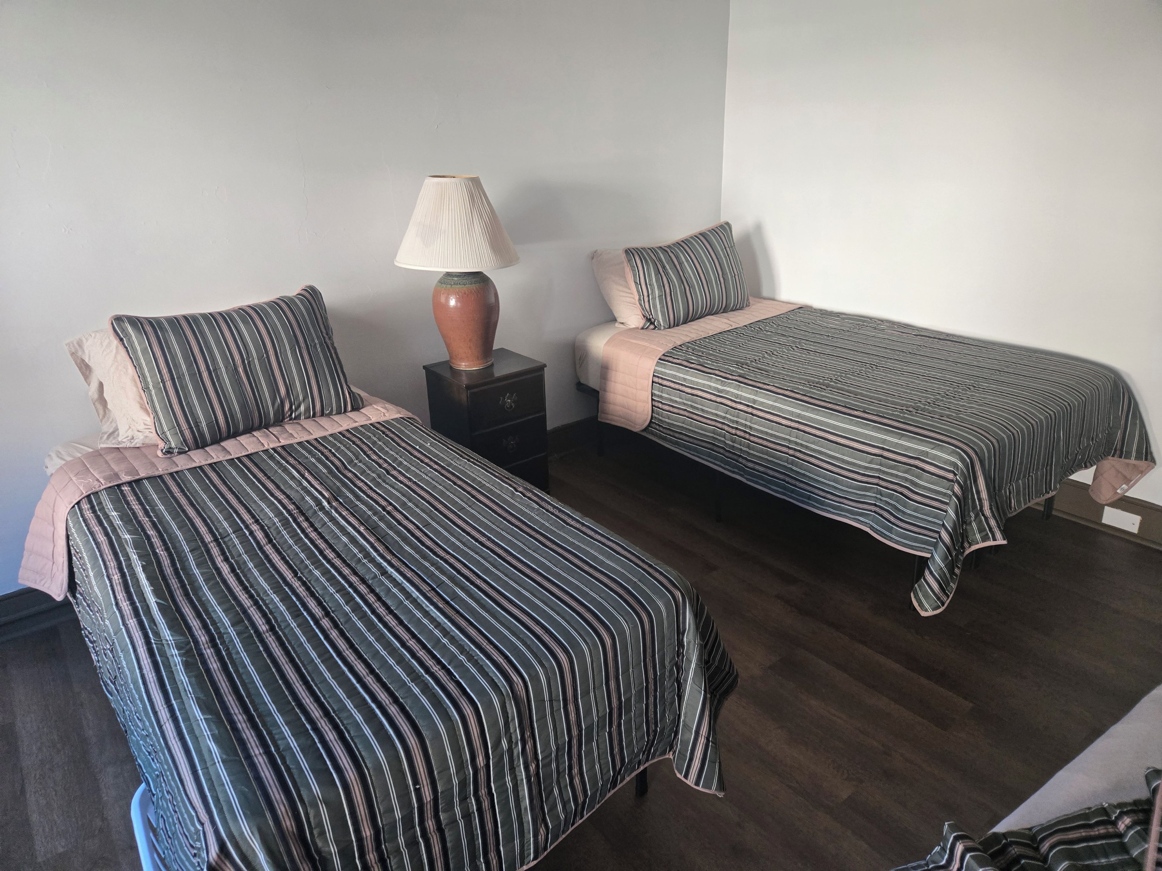 3 habitaciones, tabla de planchar con plancha y wifi gratis 