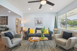 TV - Charming, STOCKED, coastal cottage in Long Beach w/ pool, outdoor bar, LOCATION (Long Beach)