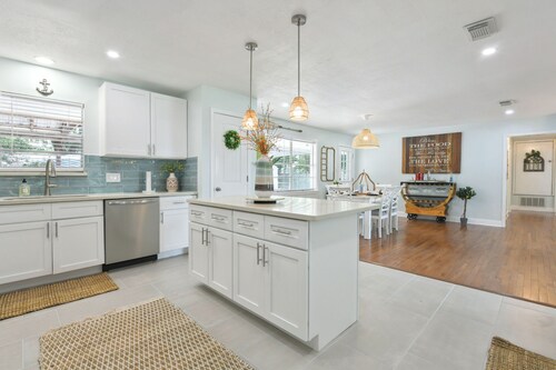 Charming, STOCKED, coastal cottage in Long Beach w/ pool, outdoor bar, LOCATION