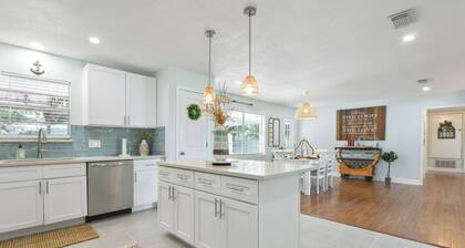 Charming, STOCKED, coastal cottage in Long Beach w/ pool, outdoor bar, LOCATION