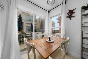 Dining - Homey Cottage w/ Ocean View Patio (San Diego)