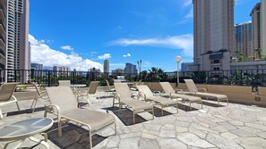 Terrace/patio - Comfy 2 Queen Beds Studio in vibrant Honolulu perfect for your island getaway (Honolulu)