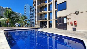 Outdoor pool - Comfy 2 Queen Beds Studio in vibrant Honolulu perfect for your island getaway (Honolulu)
