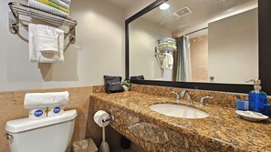Hair dryer, towels, soap, shampoo - Comfy 2 Queen Beds Studio in vibrant Honolulu perfect for your island getaway (Honolulu)