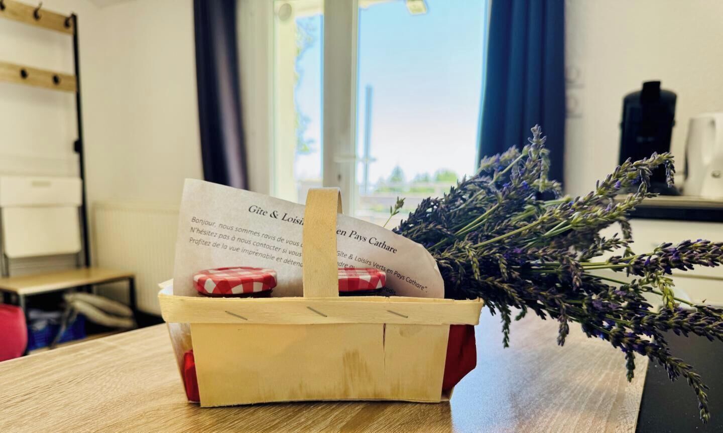 Eine Holzkiste mit einer Karte und Lavendel auf einem Tisch.