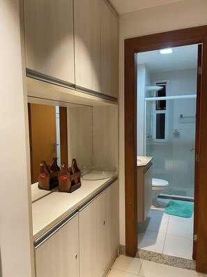 Shower, towels - Laguna Ville 03, Praia da Espera (Camaçari)