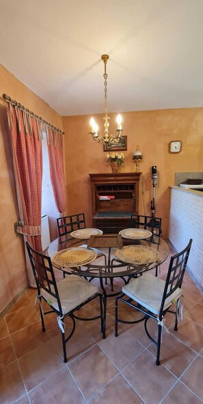 Dining - L'Echappée Nature: The Little Cottage (SAINT BENOIT)